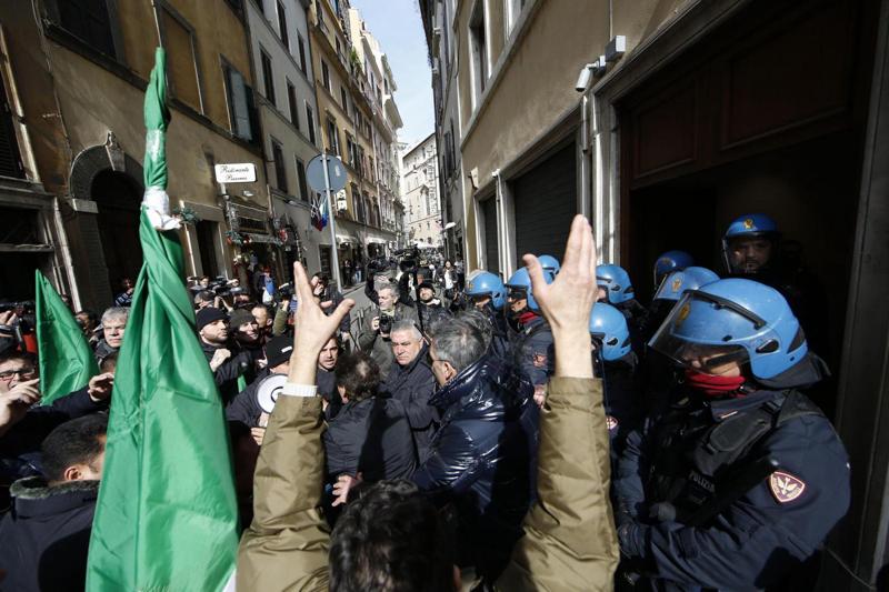 Taxi, bombe carta e scontri a Roma. Raggi: “Io con voi”. 4 fermati, 2 di Fn Taxi, bombe carta e scontri a Roma. Raggi: “Io con voi”. 4 fermati, 2 di Fn