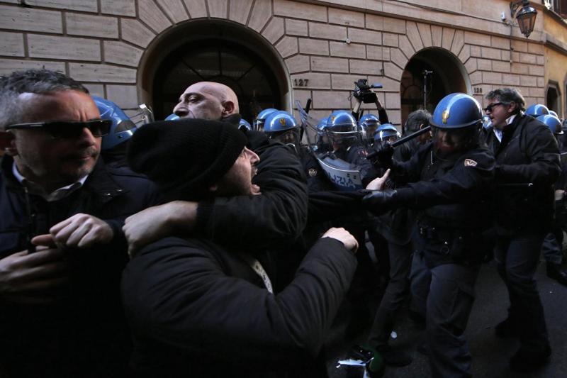 Taxi, bombe carta e scontri a Roma. Raggi: “Io con voi”. 4 fermati, 2 di Fn Taxi, bombe carta e scontri a Roma. Raggi: “Io con voi”. 4 fermati, 2 di Fn