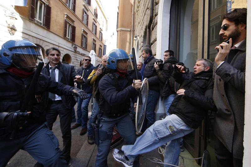 Taxi, bombe carta e scontri a Roma. Raggi: “Io con voi”. 4 fermati, 2 di Fn Taxi, bombe carta e scontri a Roma. Raggi: “Io con voi”. 4 fermati, 2 di Fn