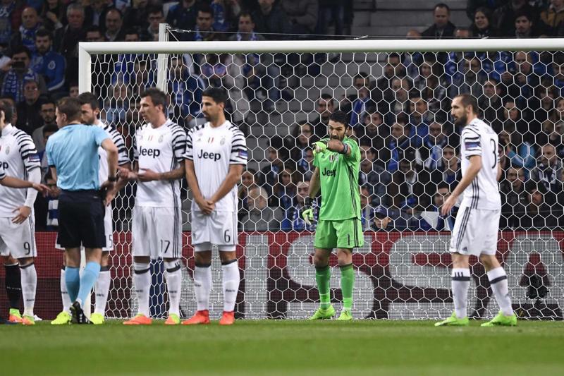 Porto-Juventus, Pjaca e Dani Alves: 0-2 e quarti di Champions League vicini Porto-Juventus, Pjaca e Dani Alves: 0-2 e quarti di Champions League vicini