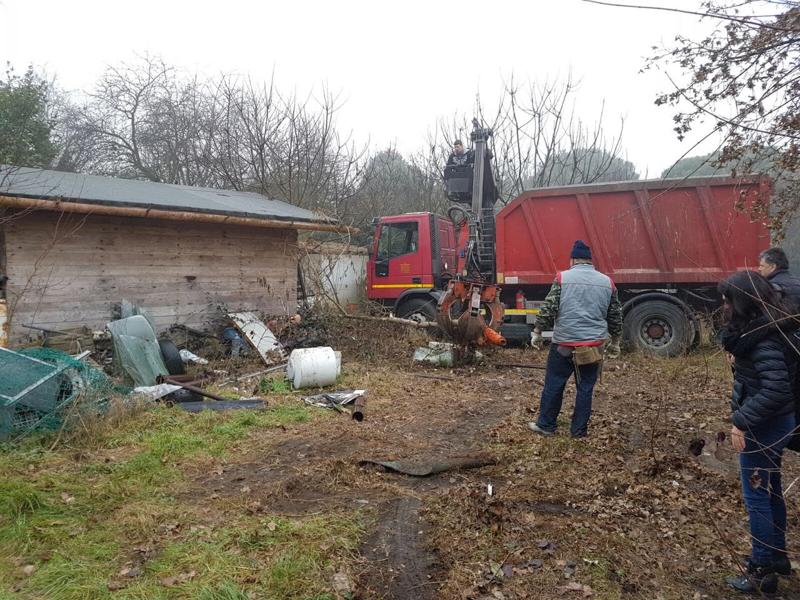 Buccinasco, abbattimento dei manufatti abusivi nella zona degli orti Buccinasco, abbattimento dei manufatti abusivi nella zona degli orti