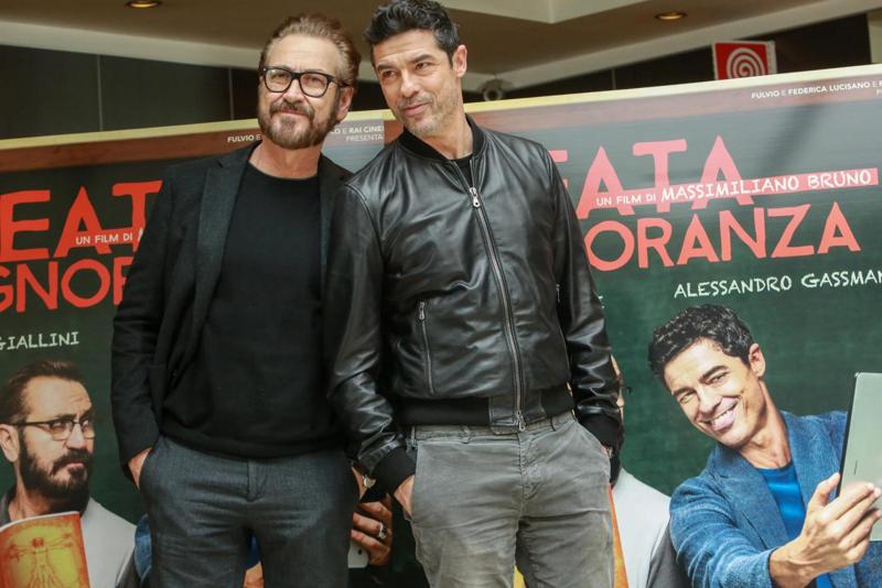 Beata Ignoranza: Giallini-Gassmann scontro social. Le clip di Affari sul film
