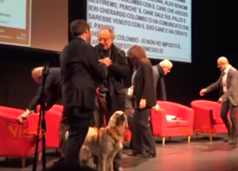 Forum politiche sociali di Milano, Gherardo Colombo sul palco col cane. VIDEO Forum politiche sociali di Milano, Gherardo Colombo sul palco col cane. VIDEO