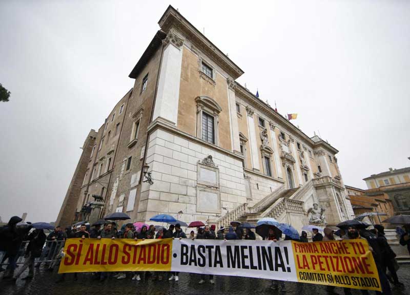 Tifosi Roma in Comune saranno denunciati per manifestazione non autorizzata Tifosi Roma in Comune saranno denunciati per manifestazione non autorizzata