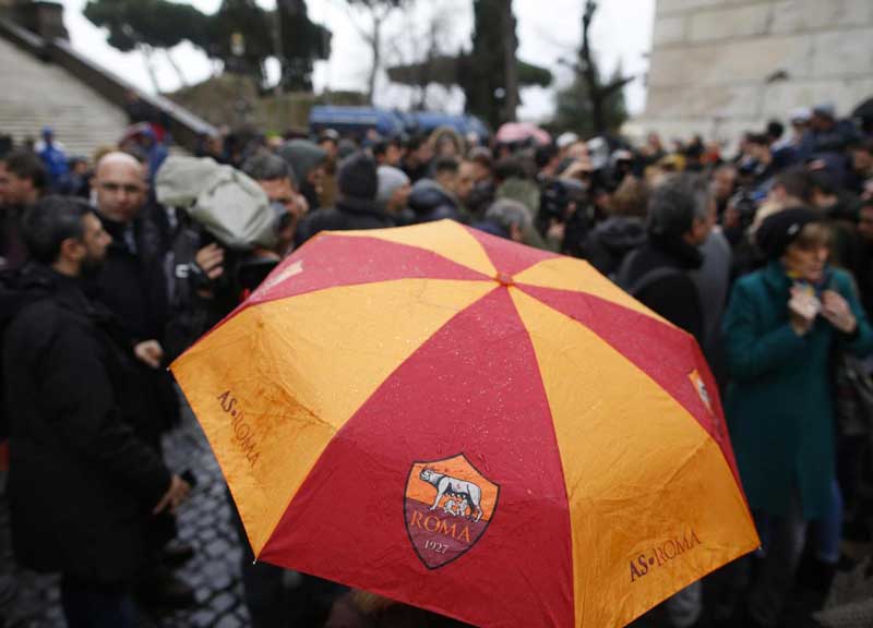 Raggi dimessa dal San Filippo Neri. Stadio della Roma, assedio al Campidoglio
