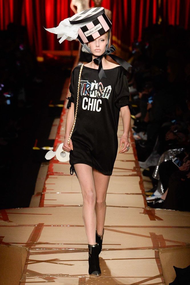 Fashion Week: Prada femminista, Moschino ricicla. Oggi Diesel e Versace. FOTO