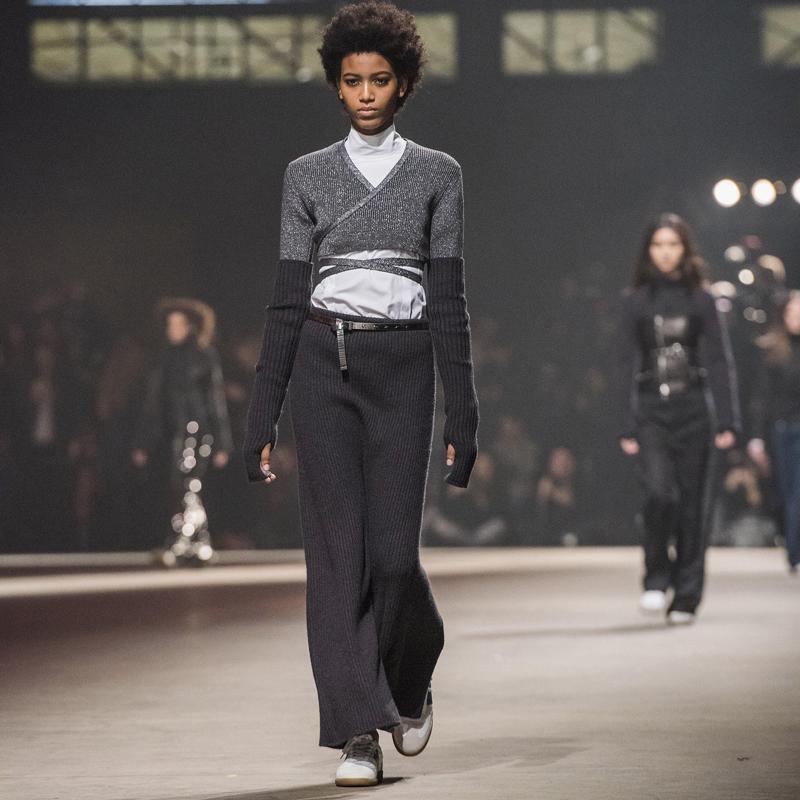 Mfw: Armani rivoluzione, Versace rock. Weekend per runners. Le foto