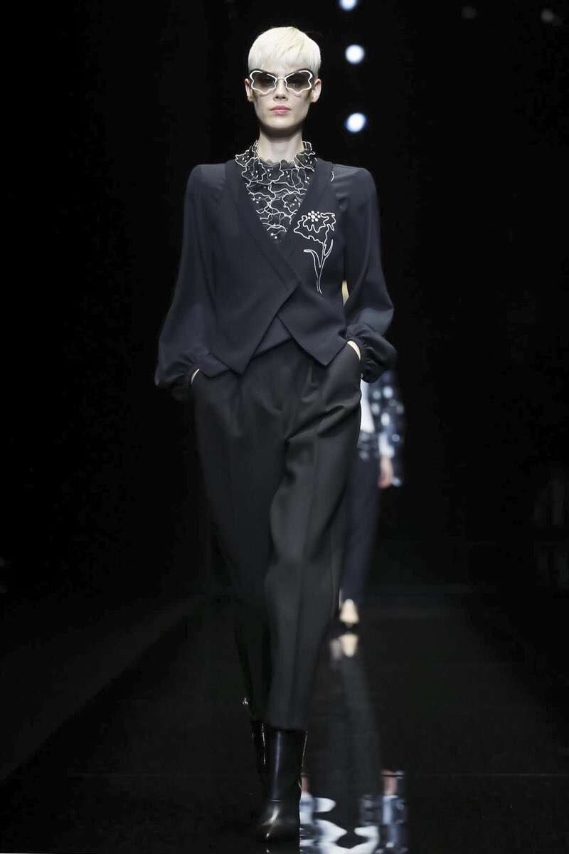 Mfw: Armani rivoluzione, Versace rock. Weekend per runners. Le foto