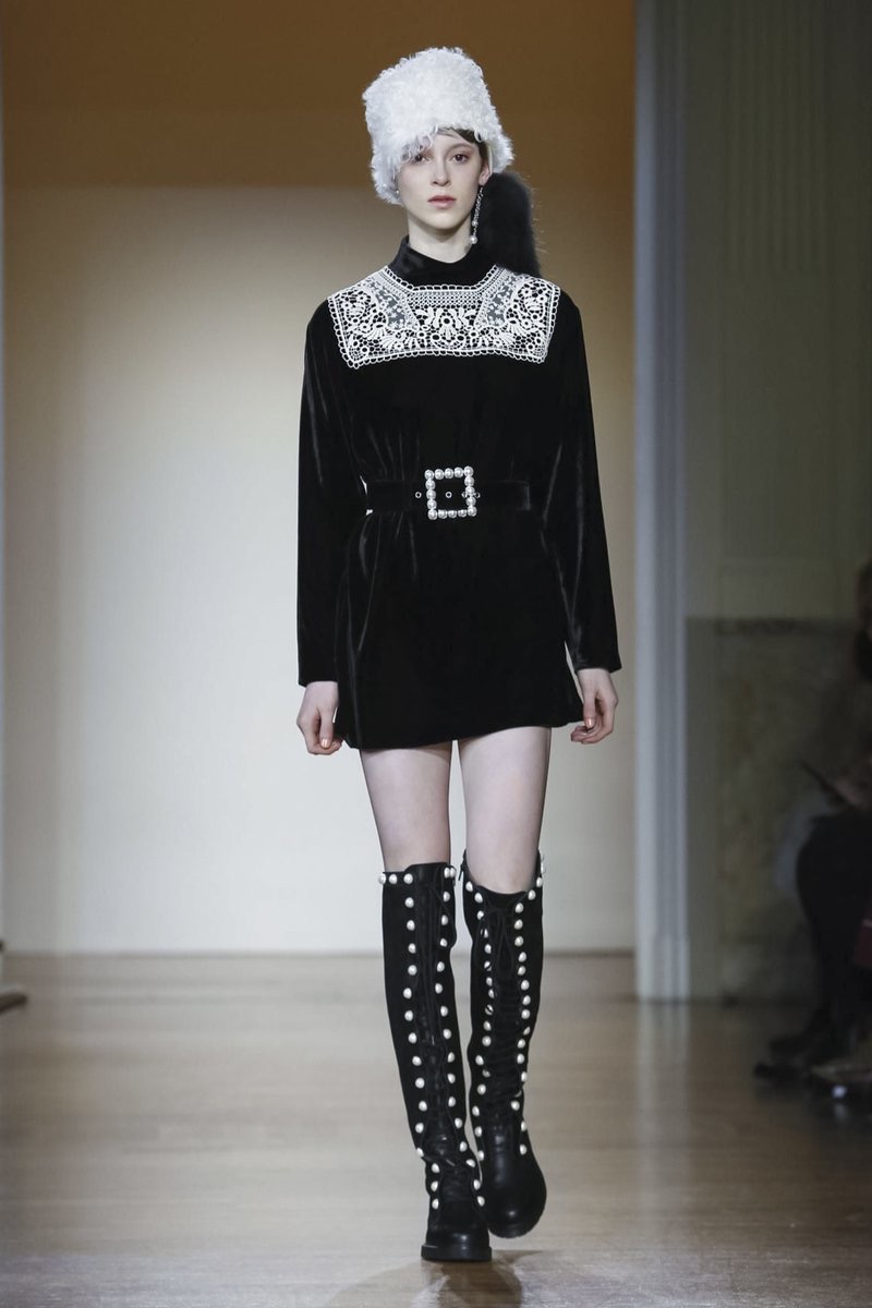 Mfw: Armani rivoluzione, Versace rock. Weekend per runners. Le foto