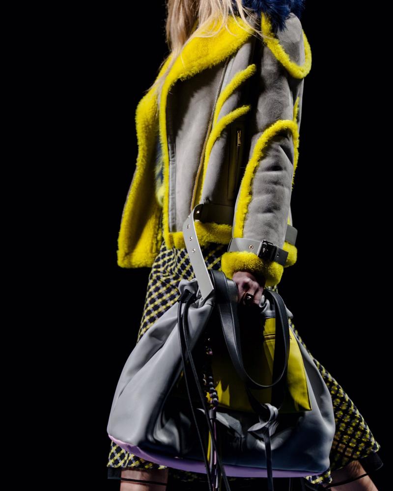 Mfw: Armani rivoluzione, Versace rock. Weekend per runners. Le foto