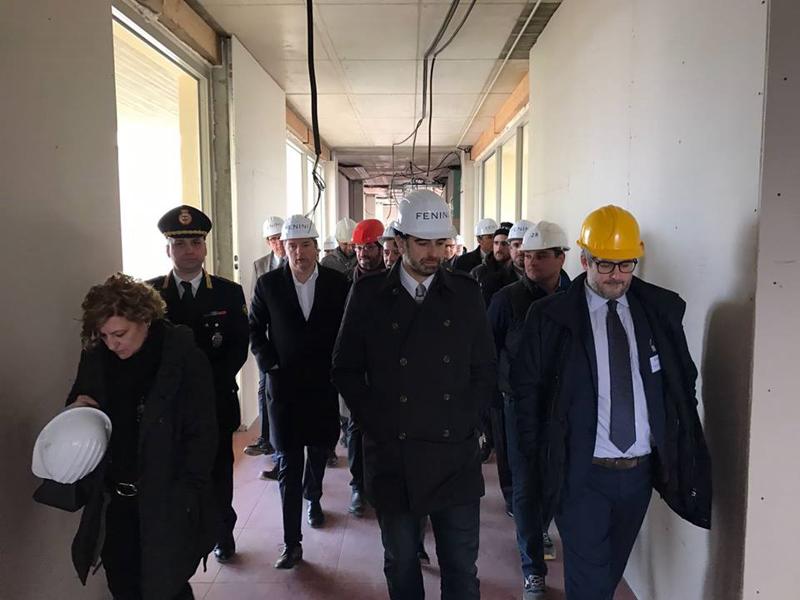Renzi visita un cantiere a Cernusco. Ricompare il camper delle scorse primarie Renzi visita un cantiere a Cernusco. Ricompare il camper delle scorse primarie