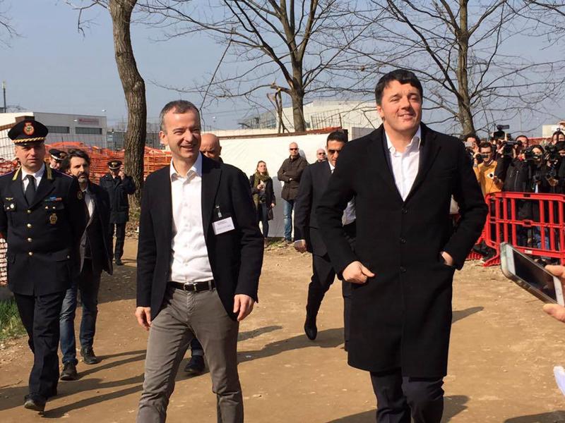 Renzi visita un cantiere a Cernusco. Ricompare il camper delle scorse primarie Renzi visita un cantiere a Cernusco. Ricompare il camper delle scorse primarie