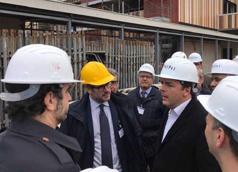 Renzi visita un cantiere a Cernusco. Ricompare il camper delle scorse primarie Renzi visita un cantiere a Cernusco. Ricompare il camper delle scorse primarie