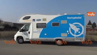 Renzi visita un cantiere a Cernusco. Ricompare il camper delle scorse primarie Renzi visita un cantiere a Cernusco. Ricompare il camper delle scorse primarie