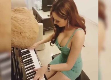 La sexy pianista che incanta la rete