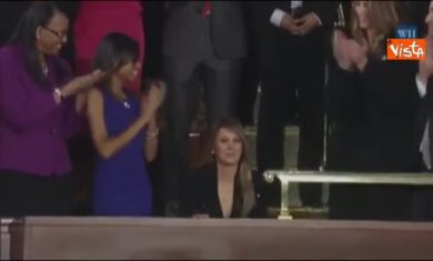 Melania Trump presentata in Senato dal marito Donald: è ovazione. VIDEO