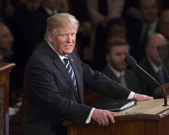 Melania Trump presentata in Senato dal marito Donald: è ovazione. VIDEO Melania Trump presentata in Senato dal marito Donald: è ovazione. VIDEO