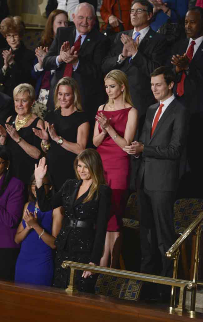 Melania Trump presentata in Senato dal marito Donald: è ovazione. VIDEO Melania Trump presentata in Senato dal marito Donald: è ovazione. VIDEO