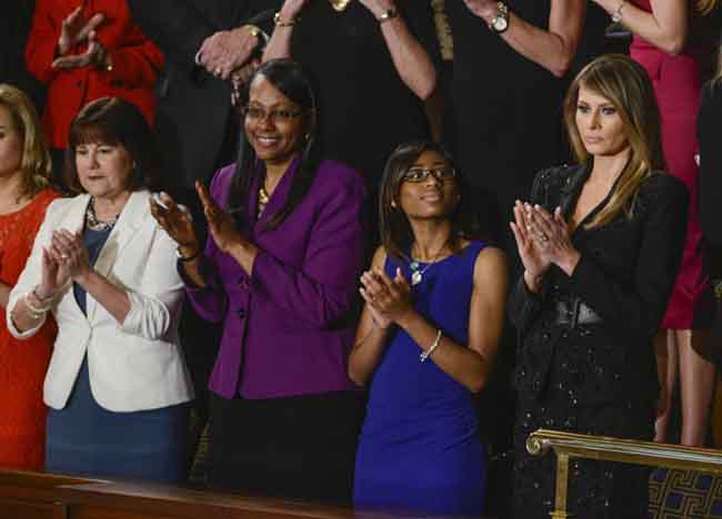Melania Trump presentata in Senato dal marito Donald: è ovazione. VIDEO Melania Trump presentata in Senato dal marito Donald: è ovazione. VIDEO
