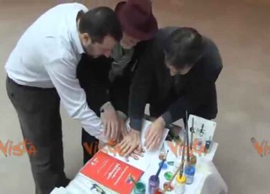 La performance di Salvini alla mostra degli Jakhnagiev: l’impronta colorata