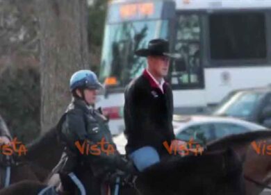 Il ministro di Trump arriva a cavallo nel primo giorno di servizio