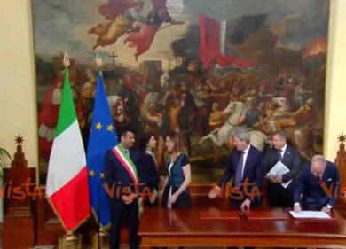Raggi-Boschi, stretta di mano. I 2 sogni erotici: con chi andresti a cena?