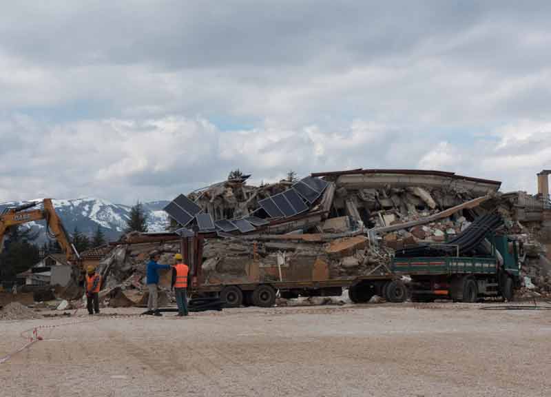 Terremoto, Pirozzi dichiara “l’indipendenza”: “Nasce la Contea di Amatrice”