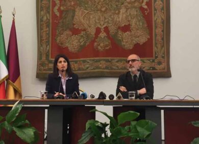 Roma “una grande periferia”. Raggi immola Montuori: “In mare senza ciambella”