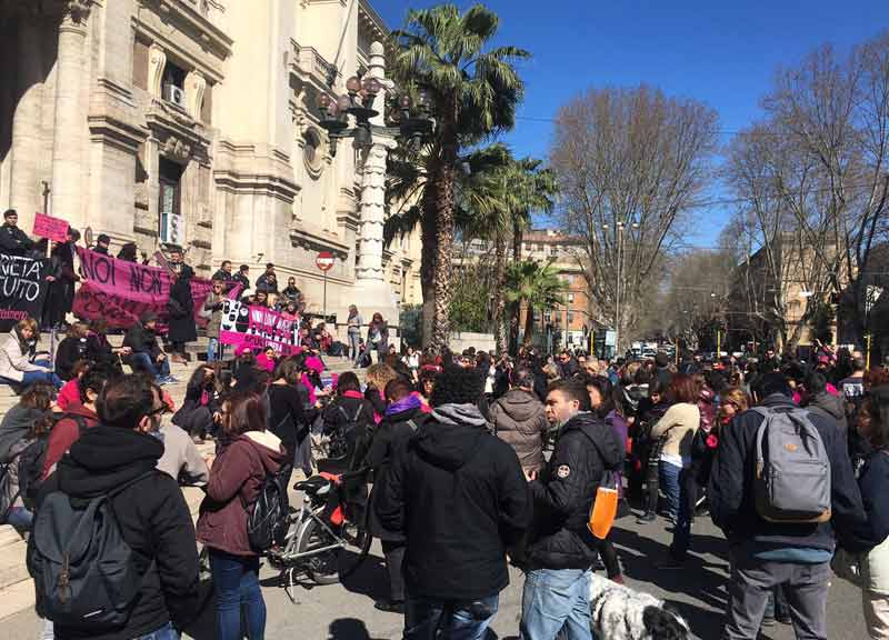8 marzo, scuole chiuse, bimbi a casa e mamme “prigioniere” 8 marzo, scuole chiuse, bimbi a casa e mamme “prigioniere”