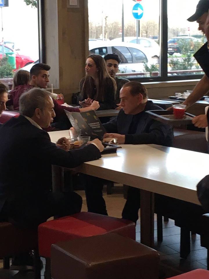 Berlusconi da McDonald’s aspettando il closing Milan. Foto e ironie sul web Berlusconi da McDonald’s aspettando il closing Milan. Foto e ironie sul web