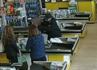 Arrestato il re dei rapinatori di supermercati: venti colpi in quattro mesi