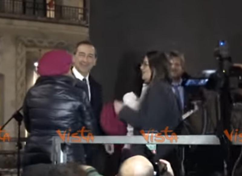 Sala si scatena con Jo Squillo. Donne si alzano la gonna per protesta. VIDEO Sala si scatena con Jo Squillo. Donne si alzano la gonna per protesta. VIDEO