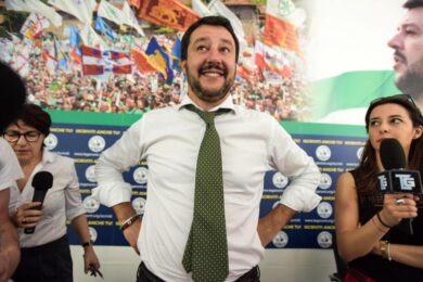 Salvini a Napoli: blitz centri sociali in sala manifestazione