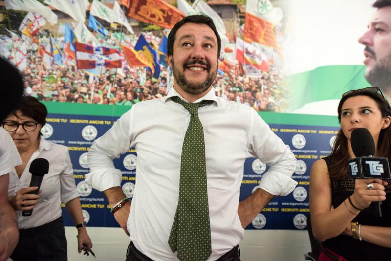 Salvini a Napoli: blitz centri sociali in sala manifestazione Salvini a Napoli: blitz centri sociali in sala manifestazione