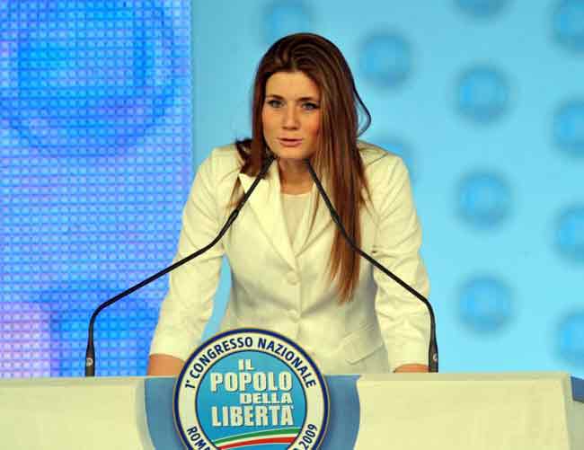 Forza Italia, Berlusconi ha la sua Boschi. E’ Annagrazia Calabria. FOTO