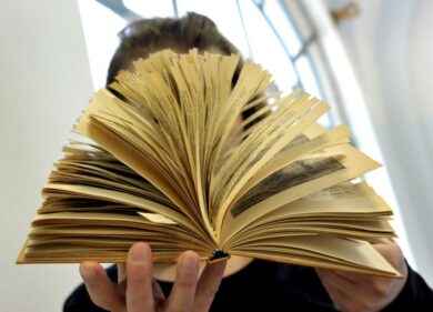 Il libro di carta che fa vedere i film in digit: storia del cinema d’impresa