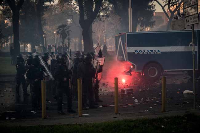 I centri sociali vanno chiusi. Serbatoi di voti e solo violenza