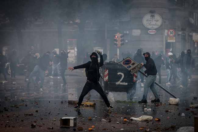 I centri sociali vanno chiusi. Serbatoi di voti e solo violenza