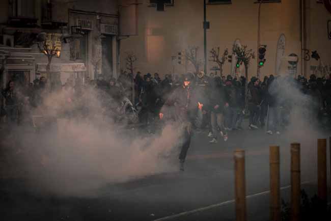 I centri sociali vanno chiusi. Serbatoi di voti e solo violenza