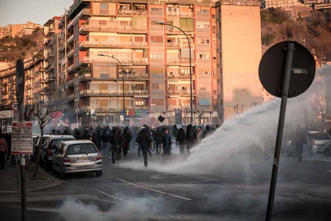I centri sociali vanno chiusi. Serbatoi di voti e solo violenza