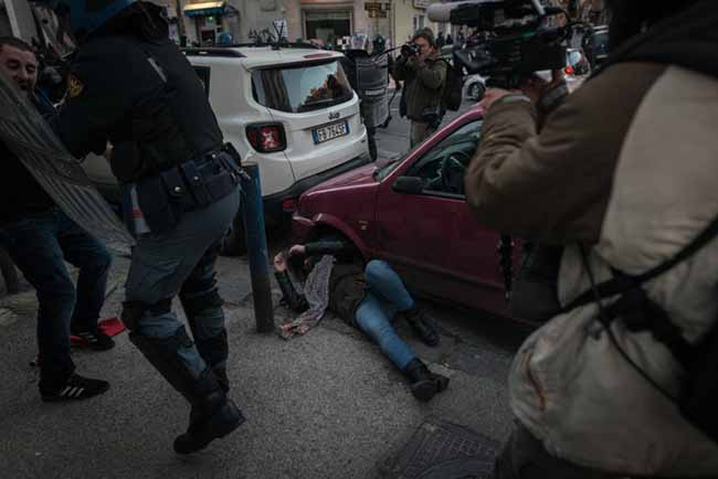 I centri sociali vanno chiusi. Serbatoi di voti e solo violenza