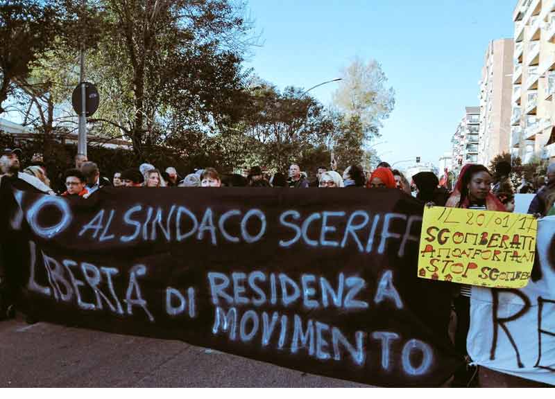 Raggi snobba l’emergenza casa. Senza assessore da 9 mesi, sfrattati in piazza Raggi snobba l’emergenza casa. Senza assessore da 9 mesi, sfrattati in piazza
