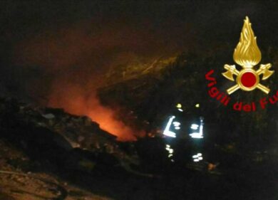 Carbonizzato nella baracca: i pompieri trovano il corpo spegnendo un incendio