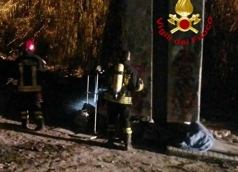 Carbonizzato nella baracca: i pompieri trovano il corpo spegnendo un incendio