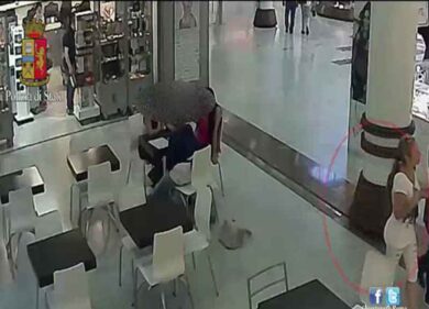 Coppietta amorosa a fare shopping. L’ultima invenzione dei borseggiatori