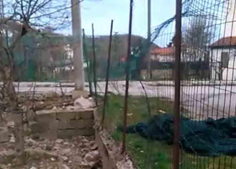 L’orso è il padrone del paese. Lecce nei Marsi, paura e divieto di avvicinarsi L’orso è il padrone del paese. Lecce nei Marsi, paura e divieto di avvicinarsi