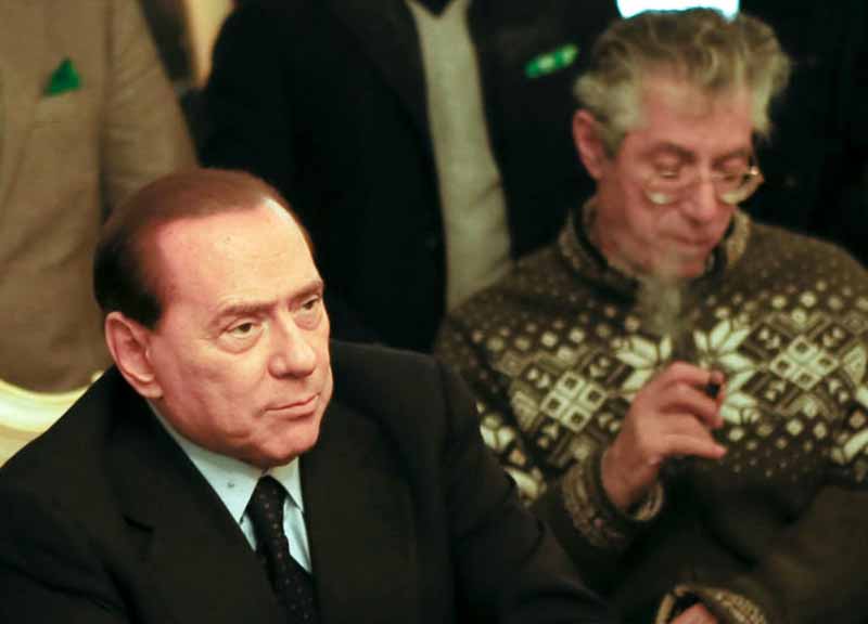 Bossi e Berlusconi uniti contro Salvini. Colpito dal ‘fuoco amico’ Bossi e Berlusconi uniti contro Salvini. Colpito dal ‘fuoco amico’