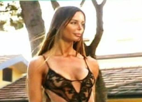 Nina Moric entra in Casapound. “Un piacere, sono sempre stata di destra”. Foto Nina Moric entra in Casapound. “Un piacere, sono sempre stata di destra”. Foto