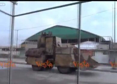 Video choc Isis: attacco suicida con bulldozer blindato
