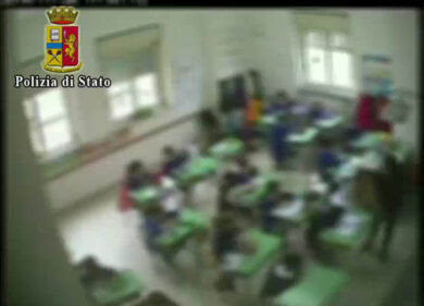 Benevento, maestra tira schiaffi e calci agli alunni. Video